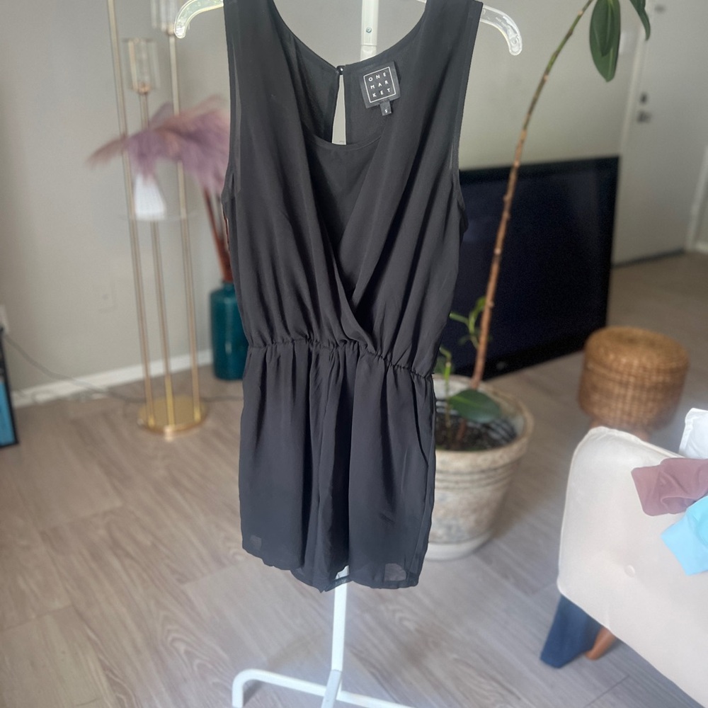 🖤 Chic Black Sleeveless Romper – Effortless & Versatile